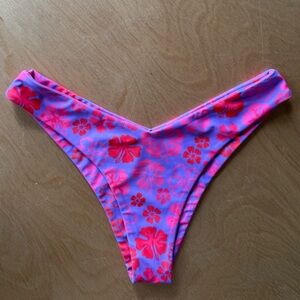 NWOT Kulani Kinis Very Cherry V Bikini Bottoms